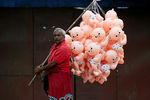 Продавец воздушных шаров в городе Коломбо на Шри-Ланке