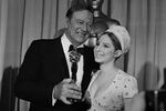 Джон Уэйн с «Оскаром» за главную роль в вестерне «Настоящее мужество» и Барбра Стрейзанд на 42-й церемонии вручения наград премии «Оскар», 1970 год 