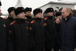 Президент России Владимир Путин общается с воспитанниками Суворовского военного училища во время прогулки по Петропавловской крепости, 7 января 2019 года