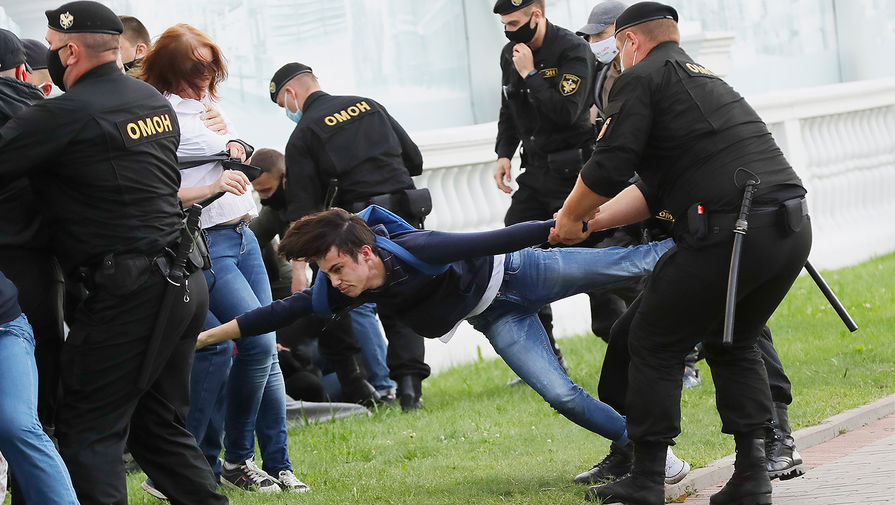 Во время несанкционированной акции оппозиции в поддержку экс-кандидата в президенты Белоруссии Виктора Бабарико в центре Минска, 14 июля 2020 года