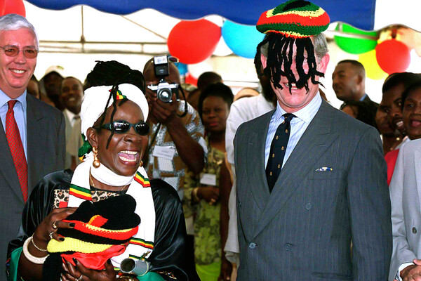 Принц Чарльз на&nbsp;Ямайке примеряет традиционный головной убор растаманов, 2000&nbsp;год
