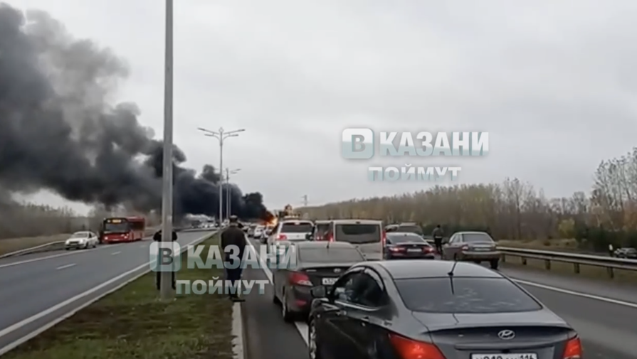 В Казани автобус, ранее перевозивший мобилизованных, полностью сгорел на трассе