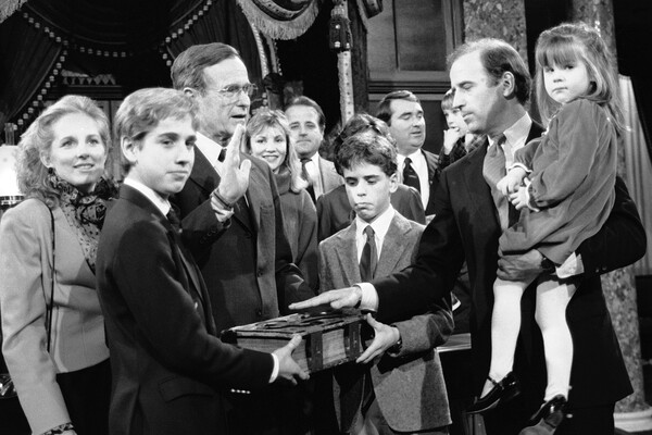 Джо Байден с&nbsp;семьей во время принятия присяги вице-президента Джорджа Буша-старшего, 1985&nbsp;год