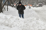 На одной из улиц Москвы во время снегопада, 18 декабря 2022 года
