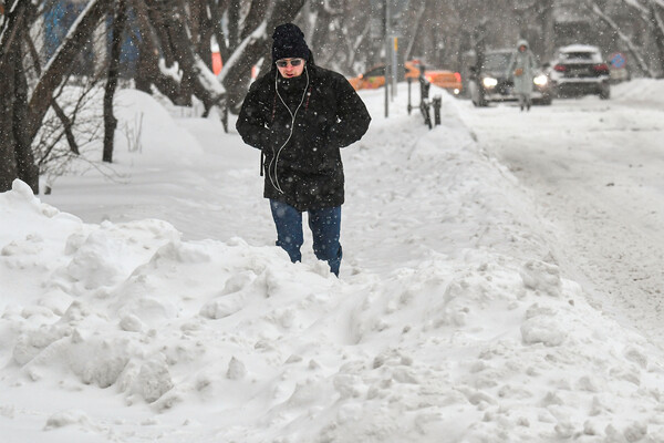 На&nbsp;одной из&nbsp;улиц Москвы во время снегопада, 18&nbsp;декабря 2022&nbsp;года
