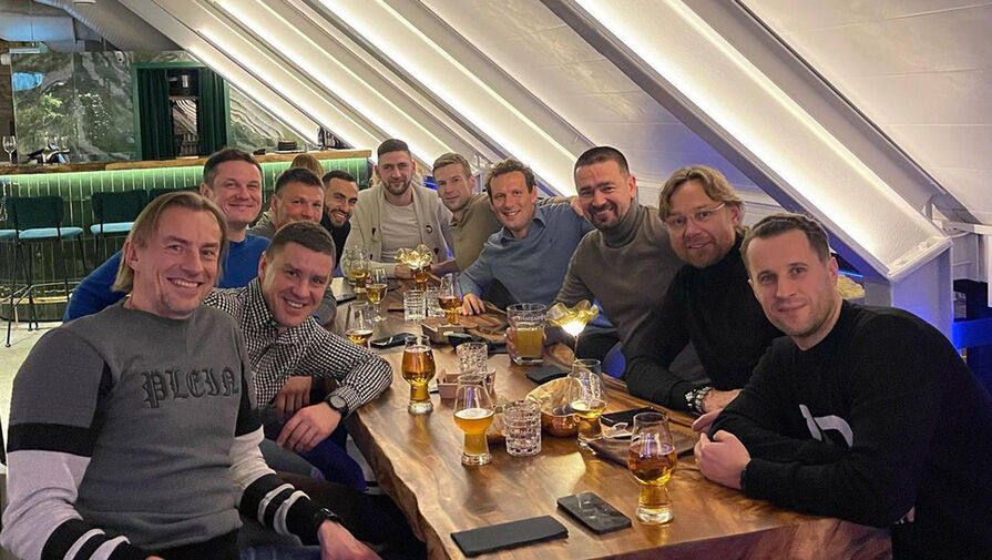 Футболисты сборной Эстонии извинились за фото с Карпиным
