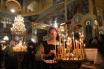 Верующие во время Рождественского богослужения в Вознесенском кафедральном соборе в Новосибирске