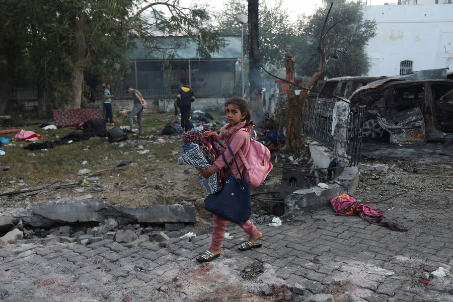 Девочка на&nbsp;территории больницы Аль-Ахли, где сотни палестинцев погибли в&nbsp;результате взрыва, Город Газа, 18&nbsp;октября 2023&nbsp;года
