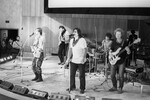 Рок-группа «Аквариум» во время концерта. Борис Гребенщиков (признан в РФ иностранным агентом) на фото слева, 1987 год