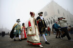 Участники Венецианского карнавала на улицах города, 27 января 2024 года 