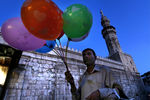 Продавец шаров у мечети Оммедов в Старом городе