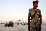 Эвакуация тел погибших при крушении самолета А-321 авиакомпании «Когалымавиа» в центральной части Синайского полуострова Египта