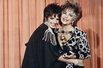 Лайза Миннелли со своей давней подругой актрисой Элизабет Тейлор на церемонии вручения наград кинопремии «Золотой глобус», 1985 год
