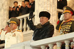 Руководитель КНДР Ким Чен Ын во время военного парада по случаю VIII съезда Трудовой партии Северной Кореи, Пхеньян, 15 января 2021 года