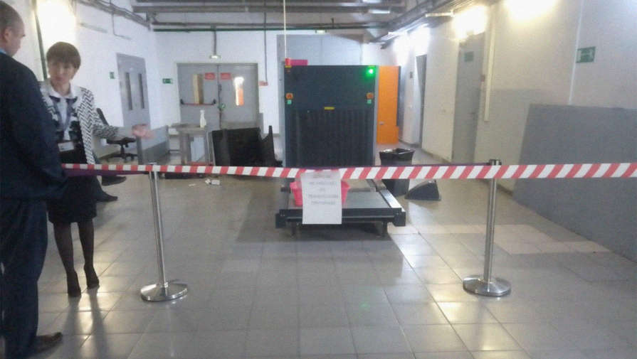 Пьяные пассажиры разгромили пункт досмотра в аэропорту Владивостока