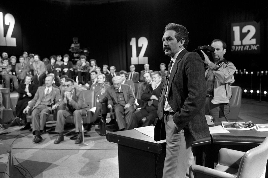 Ведущий телепередачи &laquo;12 этаж&raquo; Эдуард Сагалаев во время съемок на&nbsp;телестудии в&nbsp;Останкино, 1988&nbsp;год