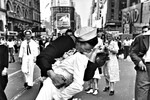 Альфред Эйзенштадт. «Безоговорочная капитуляция». 1945 год
<br><br>Моряк целует девушку во время празднования капитуляции Японии на Таймс-сквер в Нью-Йорке