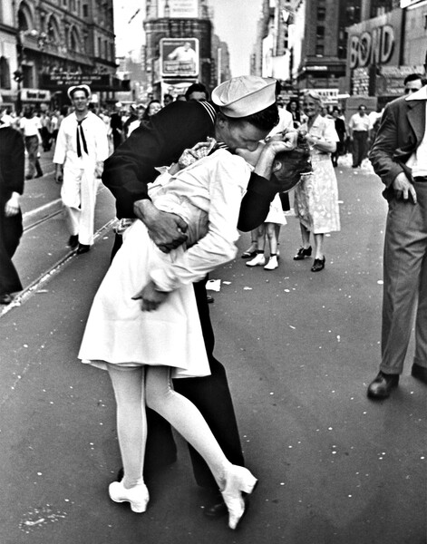 Альфред Эйзенштадт. &laquo;Безоговорочная капитуляция&raquo;. 1945&nbsp;год
<br><br>Моряк целует девушку во время празднования капитуляции Японии на&nbsp;Таймс-сквер в&nbsp;Нью-Йорке