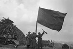 Красный флаг на крыше здания Рейхстага после взятия города советскими войсками, 2 мая 1945 года