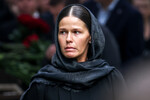Полина Корнеева (Копылова) во время прощания с бывшим министром транспорта РФ Романом Старовойтом на Смоленском кладбище в Санкт-Петербурге, 11 июля 2025 года