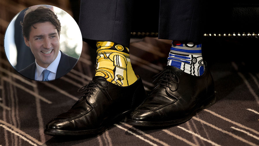 Премьер-министр Канады Джастин Трюдо в носках с роботами из «Звездных войн» во время...