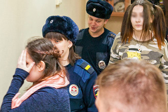 Алина Орлова (слева) и несовершеннолетняя Алена Савченко (справа), обвиняемые по делу о жестоких убийствах животных, в здании Индустриального районного суда Хабаровска, март 2017 года