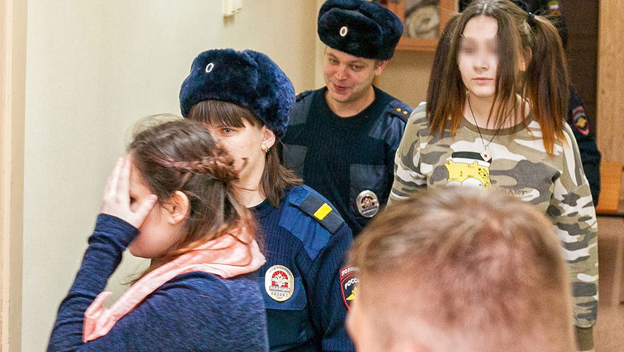Алина Орлова (слева) и несовершеннолетняя Алена Савченко (справа), обвиняемые по делу о жестоких убийствах животных, в здании Индустриального районного суда Хабаровска, март 2017 года