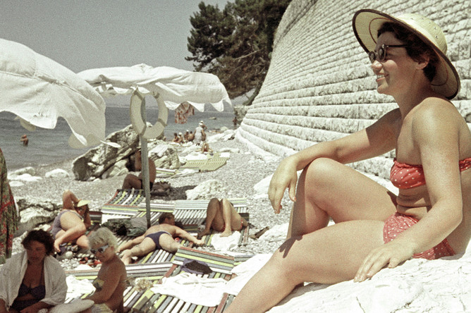 Марина Попович, жена космонавта Павла Поповича, на Черноморском курорте, 1964 год