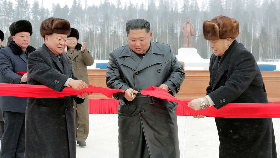 Высший руководитель КНДР Ким Чен Ын и другие чиновники во время торжественной церемонии в&nbsp;честь завершения строительства города Самджиён у&nbsp;горы Пэктусан, фотография опубликована агентством ЦТАК 2 декабря 2019 года