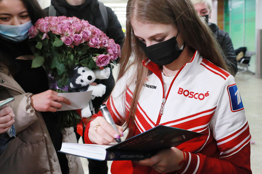 Член сборной России по фигурному катанию Александра Трусова общается с болельщиками в аэропорту Шереметьево, 29 марта 2021 года