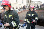 Пожарные у станции метро «Октябрьская» после взрыва, 11 апреля 2011 года