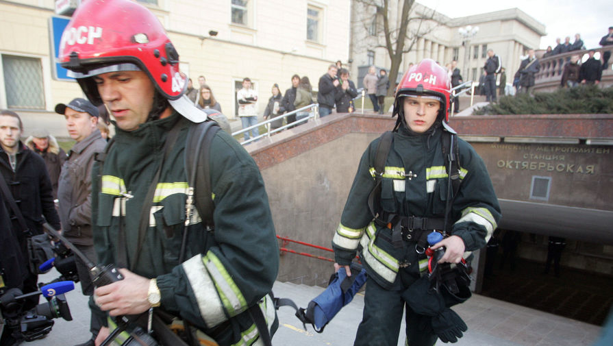 Пожарные у станции метро «Октябрьская» после взрыва, 11 апреля 2011 года