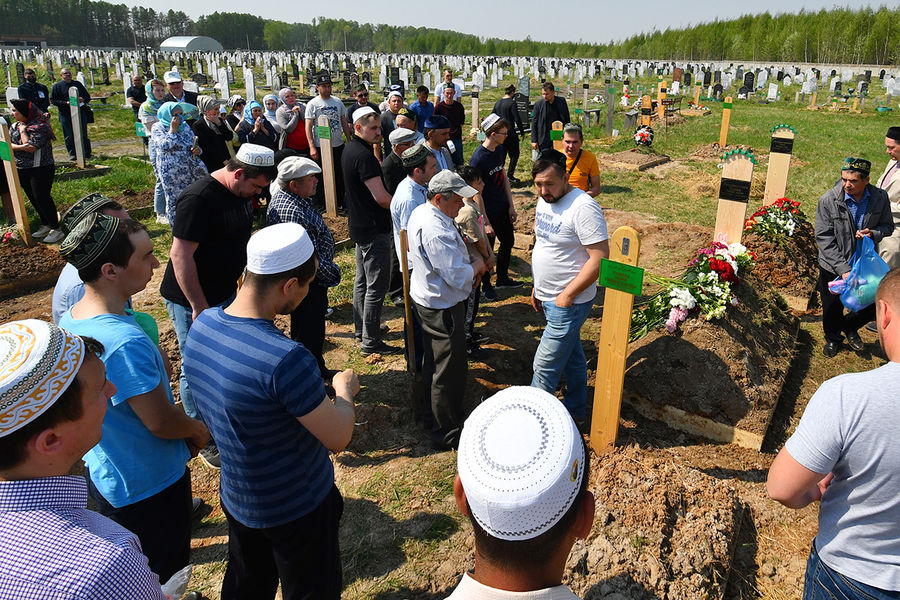 Похороны погибших в&nbsp;результате стрельбы в&nbsp;школе №175 в&nbsp;Казани, 12 мая 2021 года