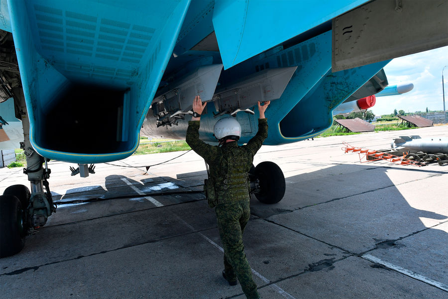 Проверка истребителя-бомбардировщика ВКС России Су-34, задействованного в специальной военной операции, перед вылетом