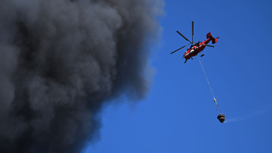 Еще один вертолет подключился к тушению пожара на востоке Москвы