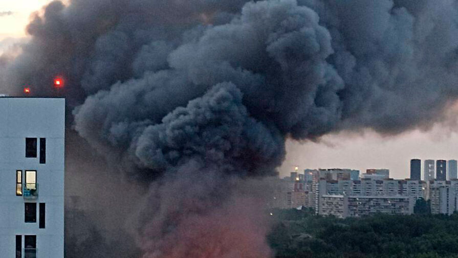 На северо-востоке Москвы горит ангар с газовыми баллонами