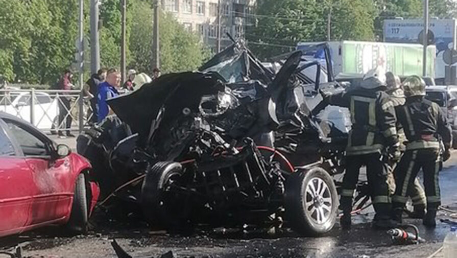 Участник массового ДТП в Петербурге рассказал, как доставали пострадавшую из УАЗ Patriot