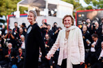 Актриса Шарлотта Рэмплинг и режиссер Лилиана Кавани на красной дорожке Венецианского кинофестиваля, 30 августа 2023 года
