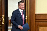 Министр транспорта РФ Роман Старовойт перед заседанием правительства РФ, 2024 