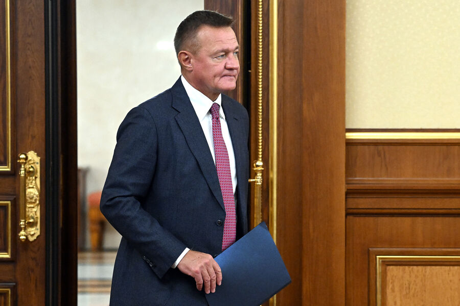 Министр транспорта РФ Роман Старовойт перед&nbsp;заседанием правительства РФ, 2024 