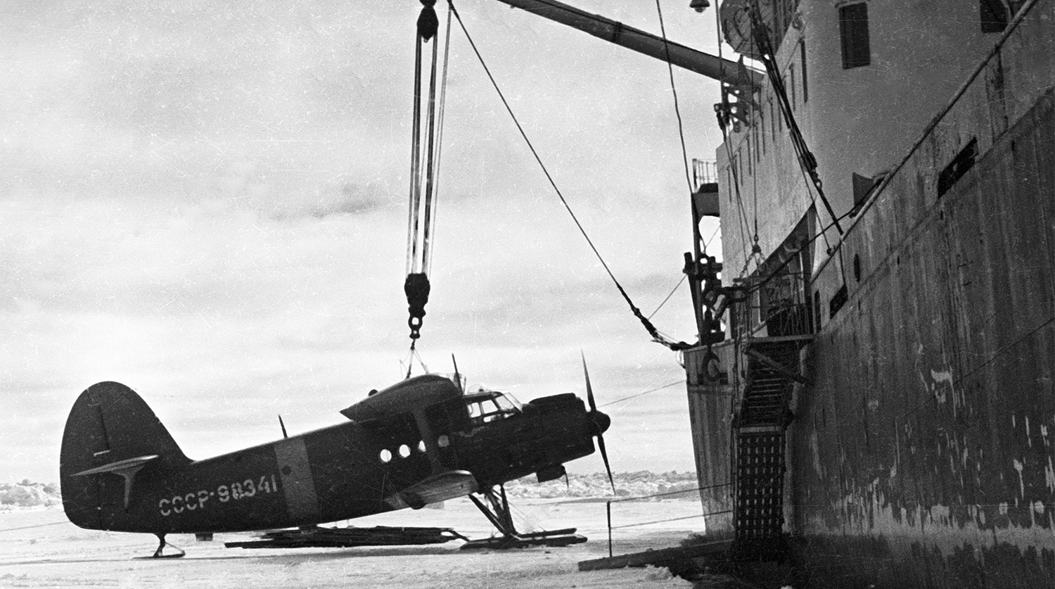 Самолет Ан-2 перед подъемом на борт для базирования на судне, 1963 год