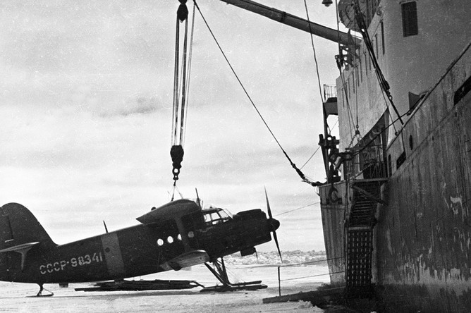 Самолет Ан-2 перед подъемом на борт для базирования на судне, 1963 год