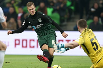 Игрок «Краснодара» Виктор Классон (слева) и вратарь «Спартака» Александр Селихов в матче 17-го тура чемпионата России по футболу среди клубов Премьер-лиги между ФК «Краснодар» (Краснодар) и ФК «Спартак» (Москва).