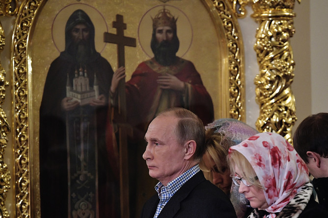 Президент России Владимир Путин во время рождественского богослужения в церкви святых и праведных Симеона Богоприимца и Анны Пророчицы в Санкт-Петербурге, 7 января 2018 года
