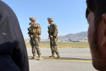 Взлетная полоса за спинами солдат США
