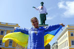 Женщина с государственным флагом Украины у памятника Дюку де Ришелье, на который надели вышиванку в преддверии празднования Дня независимости Украины, 2021 год