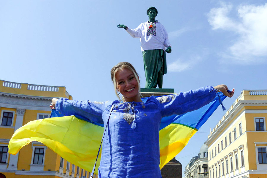 Женщина с&nbsp;государственным флагом Украины у&nbsp;памятника Дюку де Ришелье, на&nbsp;который надели вышиванку в&nbsp;преддверии празднования Дня независимости Украины, 2021 год