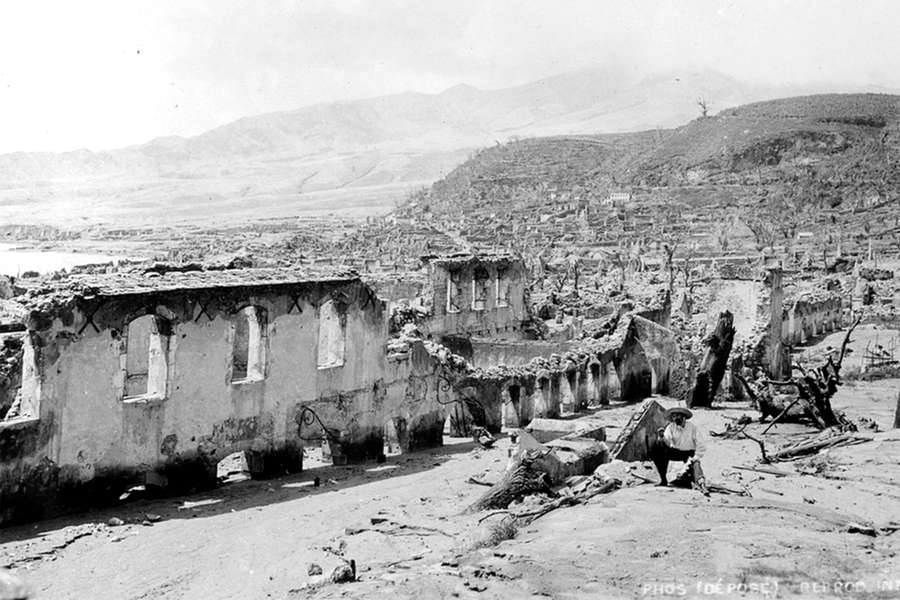 Руины города Сен-Пьер после извержения вулкана, 1902&nbsp;год