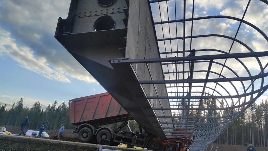 На Урале грузовик снес пешеходный мост