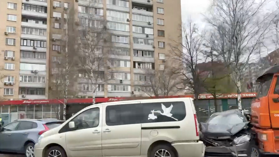Самосвал протаранил пять автомобилей на севере Москвы